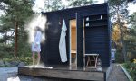 Addaroom er et minitræhus med en sauna, midt i naturen. Huset er bygget i Superwood.
