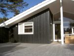 Sommerhus beklædt i Superwood facadebeklædning i sort