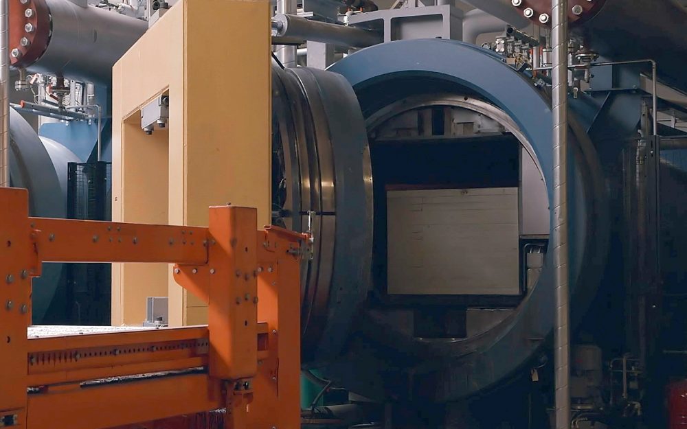 Fuldautomatisk gennemimprægnerings maskine der kører træet ind